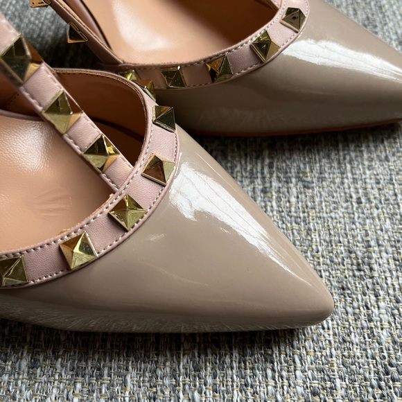 - Woman’s vegan leather gold studded heels. Size 8.5 - Picture 4 of 12